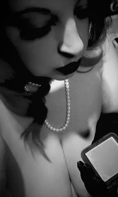 pixie-bitch75:  Mirror Mirror in my hand, who’s the fairest in the land??? 💋