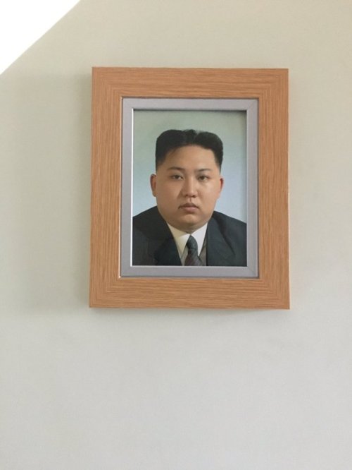 ratak-monodosico:Jake‏ @Slatez_My brother’s changed his photo on the staircase to Kim Jong