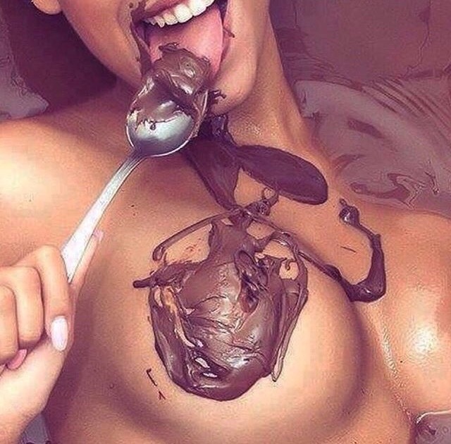 estupidoysexyblog:  Lily ermak… Alguien quiere chocolate?