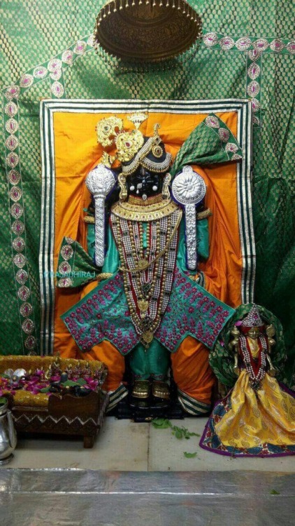 buzz-london:Dwarkadhish of Dwarka Several smaller Thakorjjs sit in front and an uttsav svarup is to 