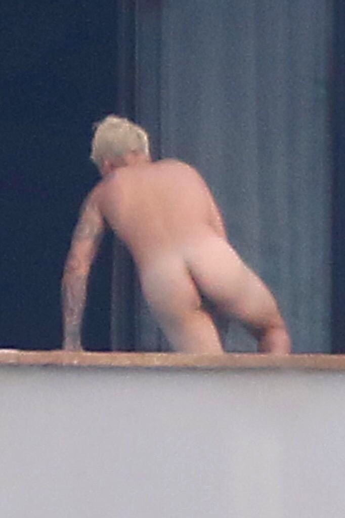 alekzmx:Justin Bieber caught naked… but this time like for real, totally naked!