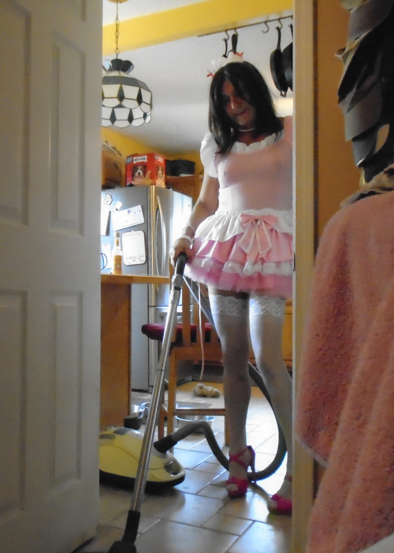 ohmichelleoh:  pink frilly sissy dress! 