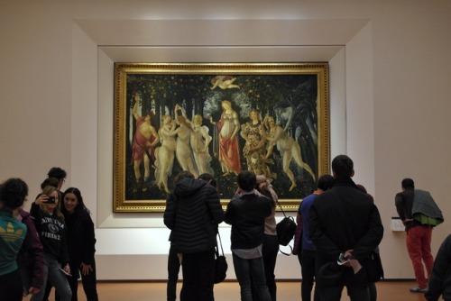 mental-stitches:crowds among the artworks