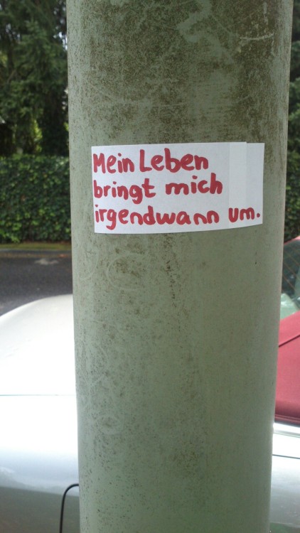 Allein in den Straßen der Großstadt.