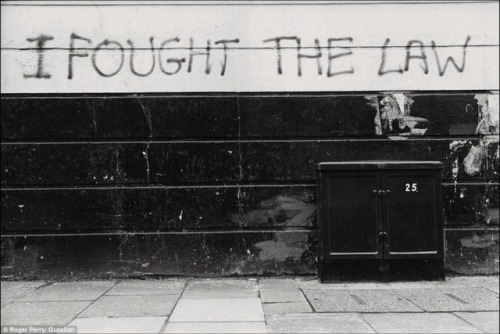 modernauta:SOCIAL & POLITICAL GRAFFITI IN THE UK (10 Pics)‘Black is Beautiful’ Moss Side, Manche