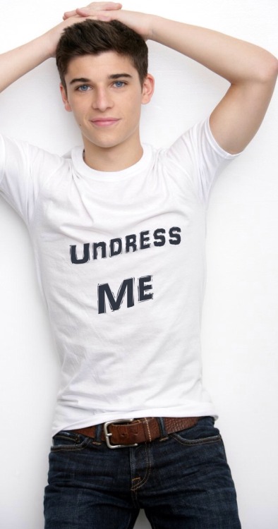 unlikelybiboy: johnny654123:  alex-289:  💙  Yes please  i love guys that are cocky enough to wear shit like this… 