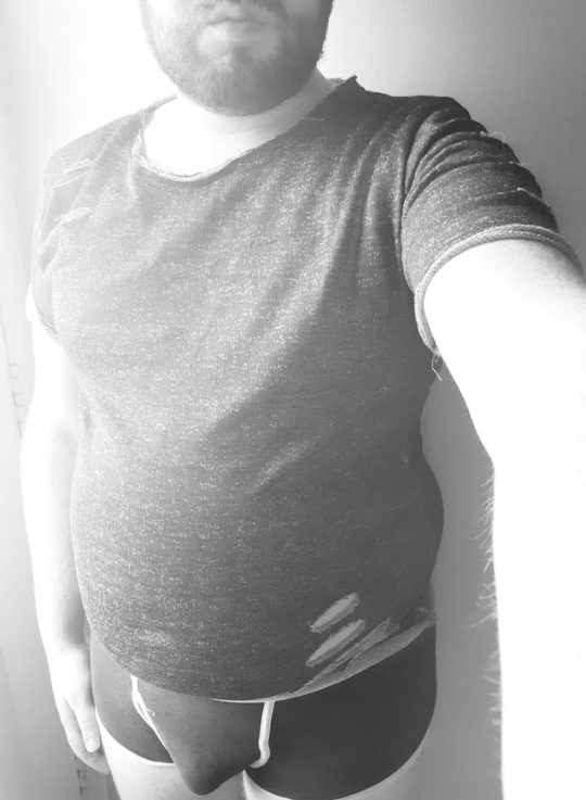 roundanproud:  This tshirt makes me look fat 