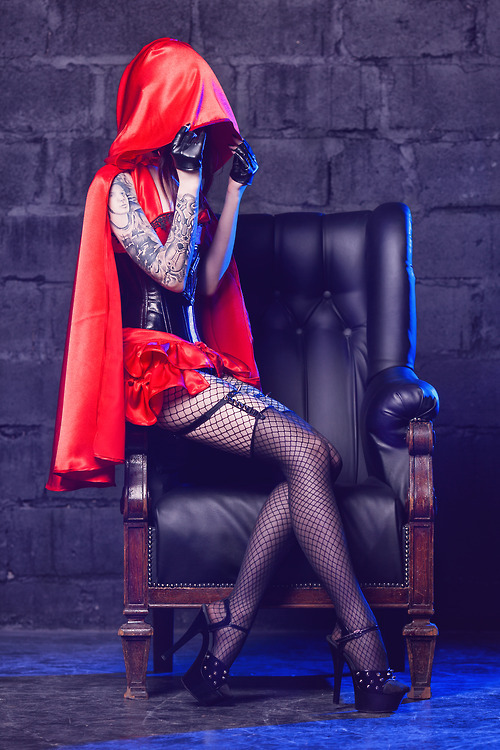 thewigglewithegiggle:  little red riding bliss! 