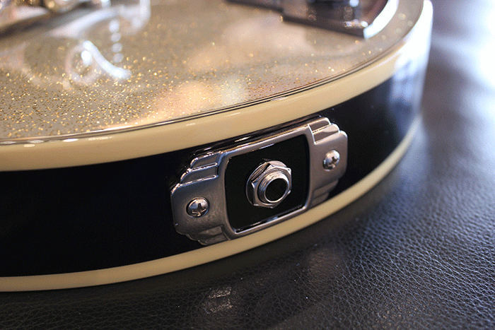 metalmage:  glorifiedguitars:  Duesenberg Starplayer TV III Silver Sparkle  [Source: