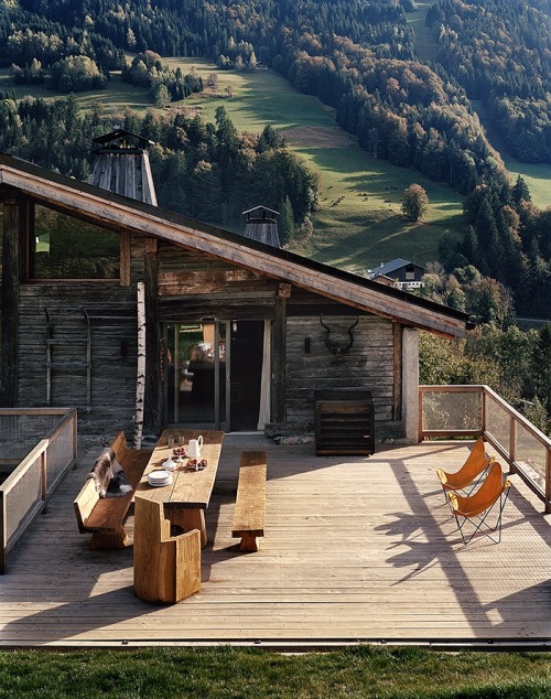 prefabnsmallhomes: Gallery owner Armel Soyer’s chalet in Megève, France.