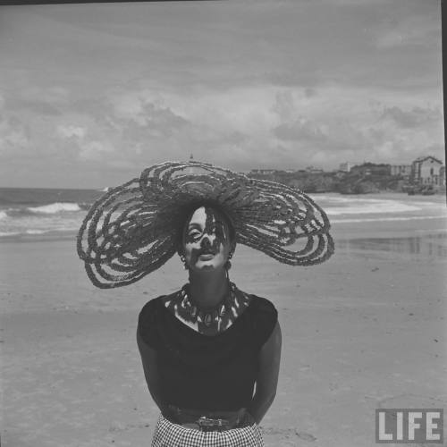 Beach fashions(Gordon Parks. 1951)