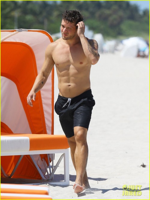 jazzmenloria:  holy hot damn  Ryan Phillippe porn pictures