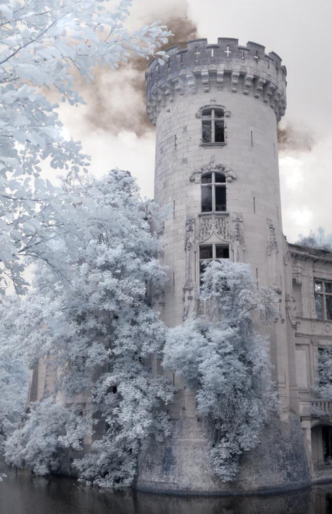 ghostlywatcher:Château de la Mothe-Chandeniers, France.photography by the amazing @infraredd-b