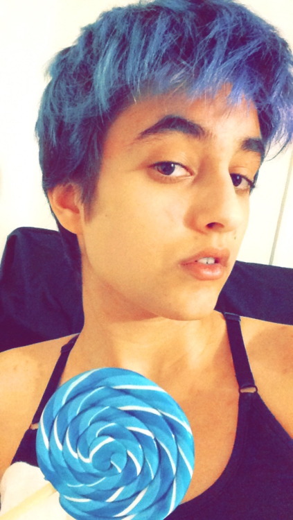 me, eating this Sportacus coloured lolipop, half naked in my room, at like 10pm: Glanni Glæpur