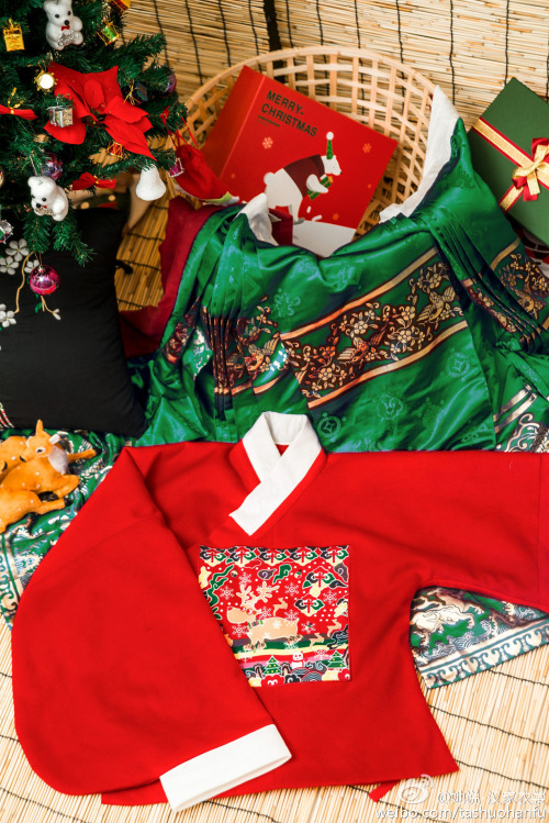 ziseviolet: Christmas-themed Hanfu collection from 她说-汉家衣裳, featuring a red reindeer-print top (Ao/袄