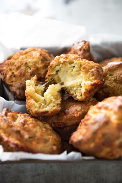 omg-yumtastic:  (Via: hoardingrecipes.tumblr.com) Cheese &amp; Garlic Muffins - Get this recipe and more http://bit.do/dGsN  Drool