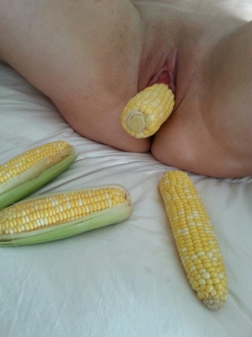 Porn photo stick-it-inside: stuffmyholesxxx:  Corn cob