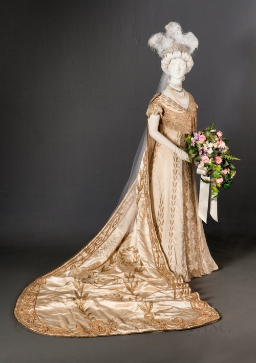 Redfern court dress, 1907
