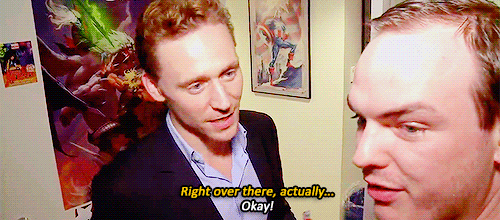 jenchan2:ibrakefortomhiddleston:sexualthorientation:Tom Hiddleston visits the Marvel offices. [link]