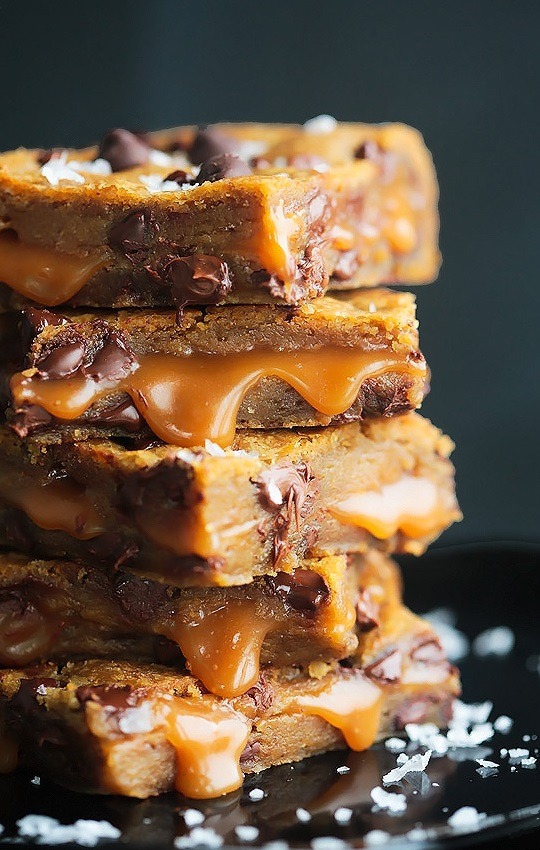 chocolateguru:    Salted Caramel Stuffed Cookie Bars 