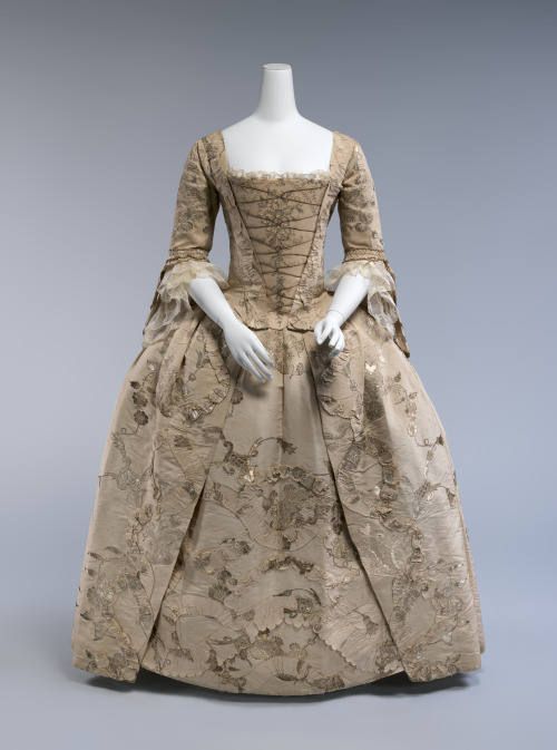 fripperiesandfobs:Robe à l’anglaise ca. 1747, altered 1770′sFrom the Metropolitan Museum of Art