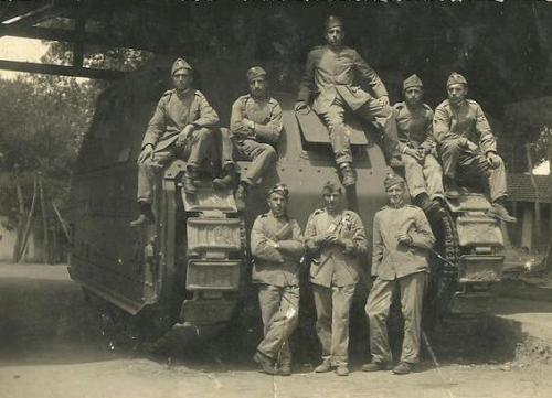 bmashine:Italian Fiat-2000 tank and its crew.