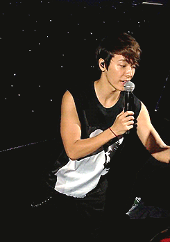 rurouneko:  donghae kissed the marry U project banner ;;A;; 