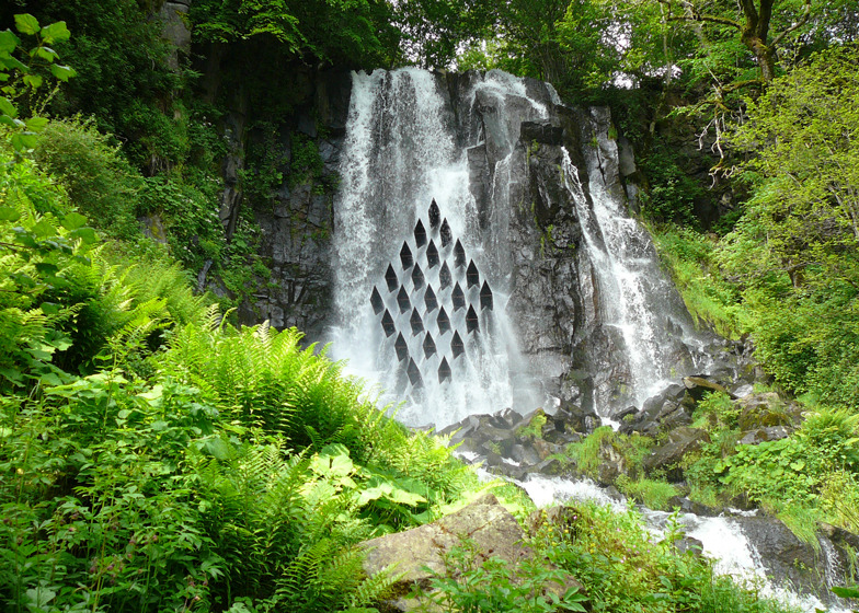 floresenelatico:  Laurent Gongora attached 24 metal elements to the rock behind