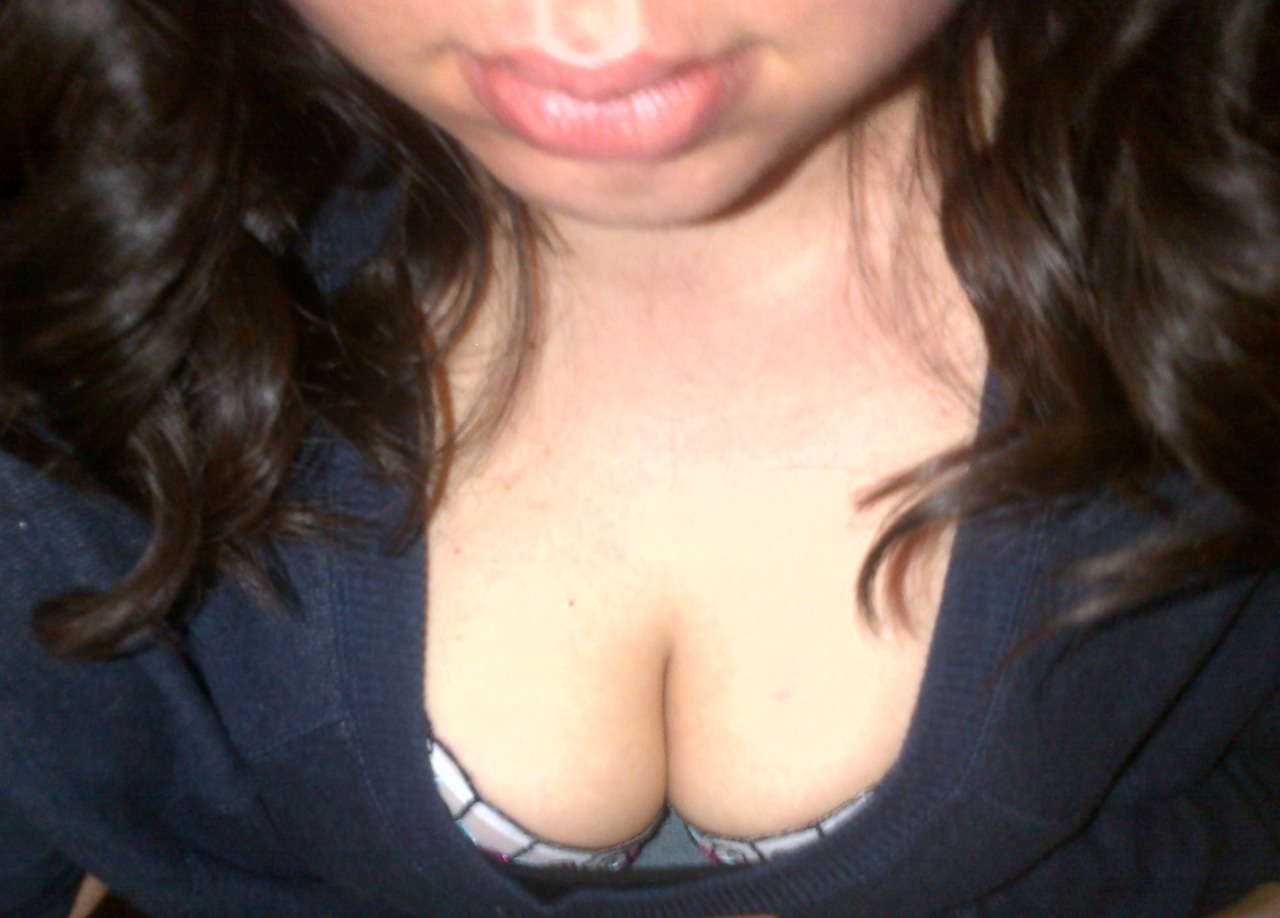 alwaysinanaughtymood:    Bored and extremely aroused! Just came home from class and