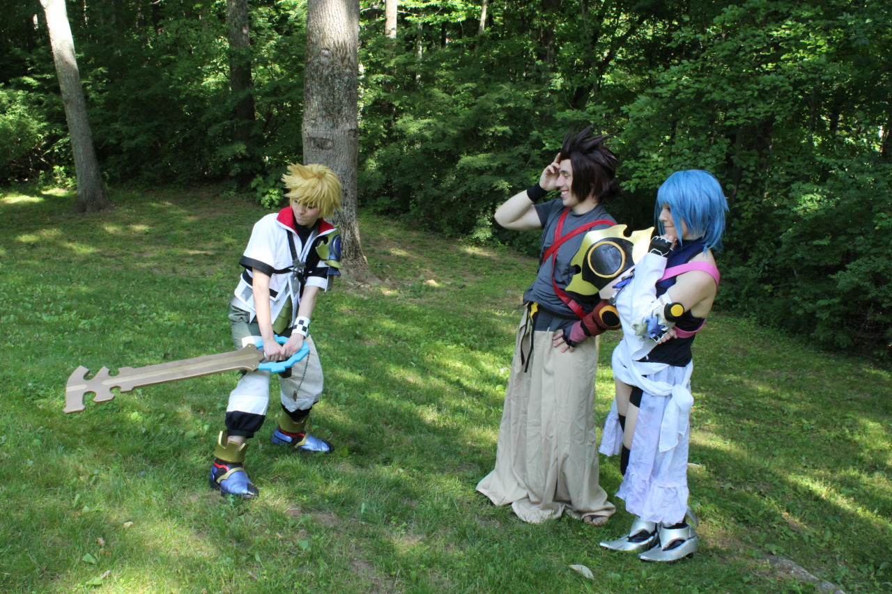 chibidudecosplay:  He’s trying@purpledemoncosplay as Aqua@chibidudecosplay as VentusTerra