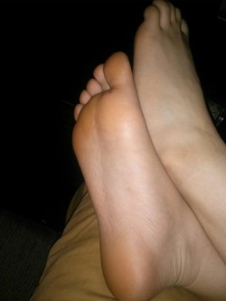 leiasfeet:  Tell me what you would do to my feet ;)
