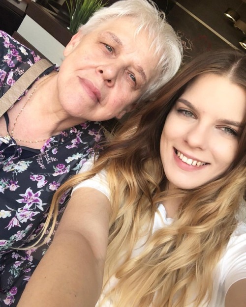 Babcia to taka druga mama, ale z większym doświadczeniem❤️ #grandmother #granddaughter #selfie #gran