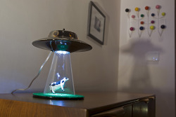 edadesciegas:  orneryjabroni:  Sweet Light Design Alien Abduction Lamp  Lámpara UFO Abduction 