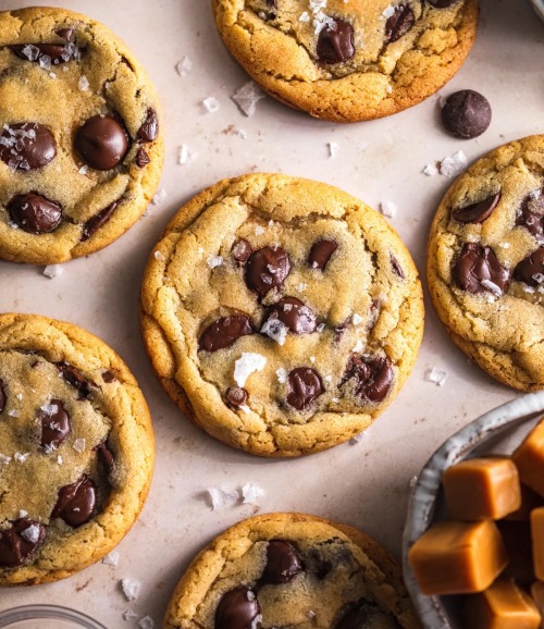 fullcravings:  Caramel-Stuffed Chocolate Chip Cookies