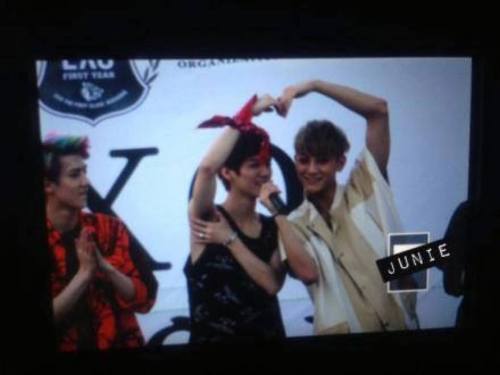 Sehun looking at luhan&rsquo;s armpit while he&rsquo;s covering it. XD Hahahahahahaha. I shi