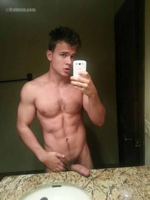 fuckyeahhugepenis:  Yumm. I’d love to clean that dick.