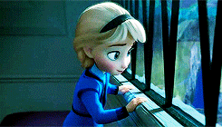 keybladesoras:Anna and Elsa growing up.