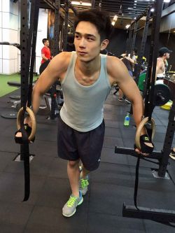 fuckmuscleman:  tule123:  goodboyhihilive:  lichenyang:  帅哭  帥  sao biết đc ta   赞