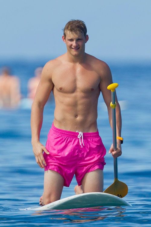 testingnewwaters:  Alexander Ludwig: having a great time at the beach… (Love when those wet shorts cling) 