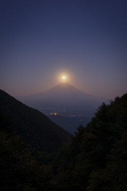 khidrh: cha0ticmirag3:  celestiol: Harvest Moon Over Mt. Fuji | by Yuga Kurita  @japan   Wow 