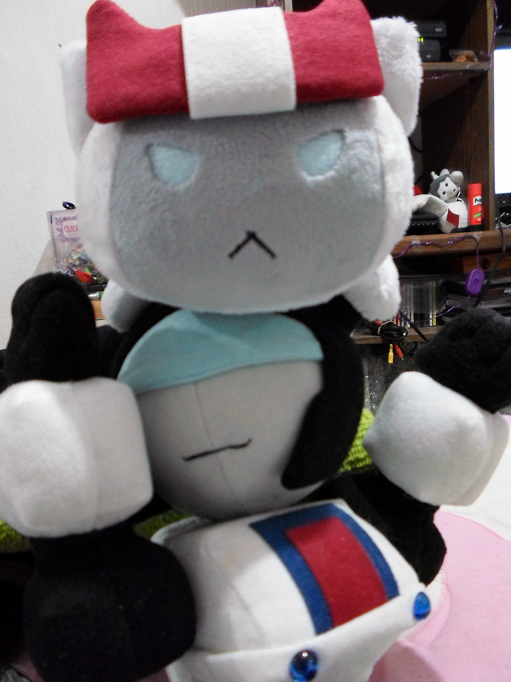 plantmandotexeretired:  Plusbot Jazz loves his kitty, yes.