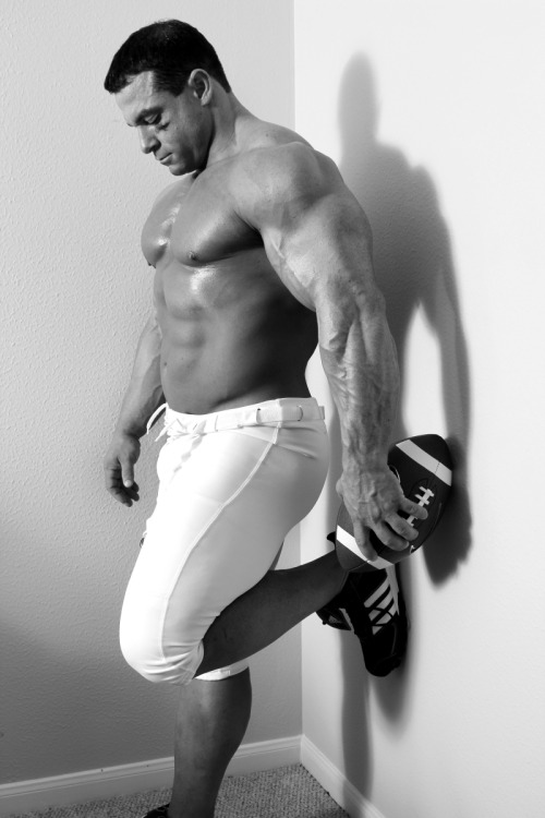 muscleaddict: Brought to you by muscleaddict.tumblr.com Need More DADDY? - Click To Follow! O