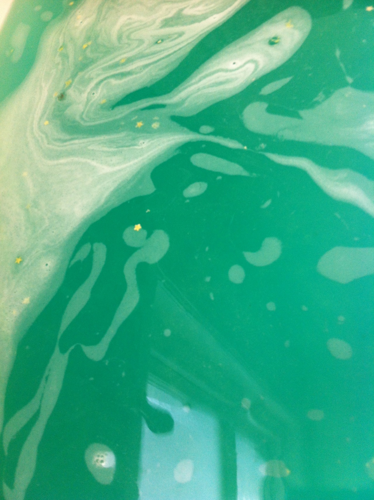 teeveeparty:  look how nice my bath was i used the lush bath bomb that explodes in2