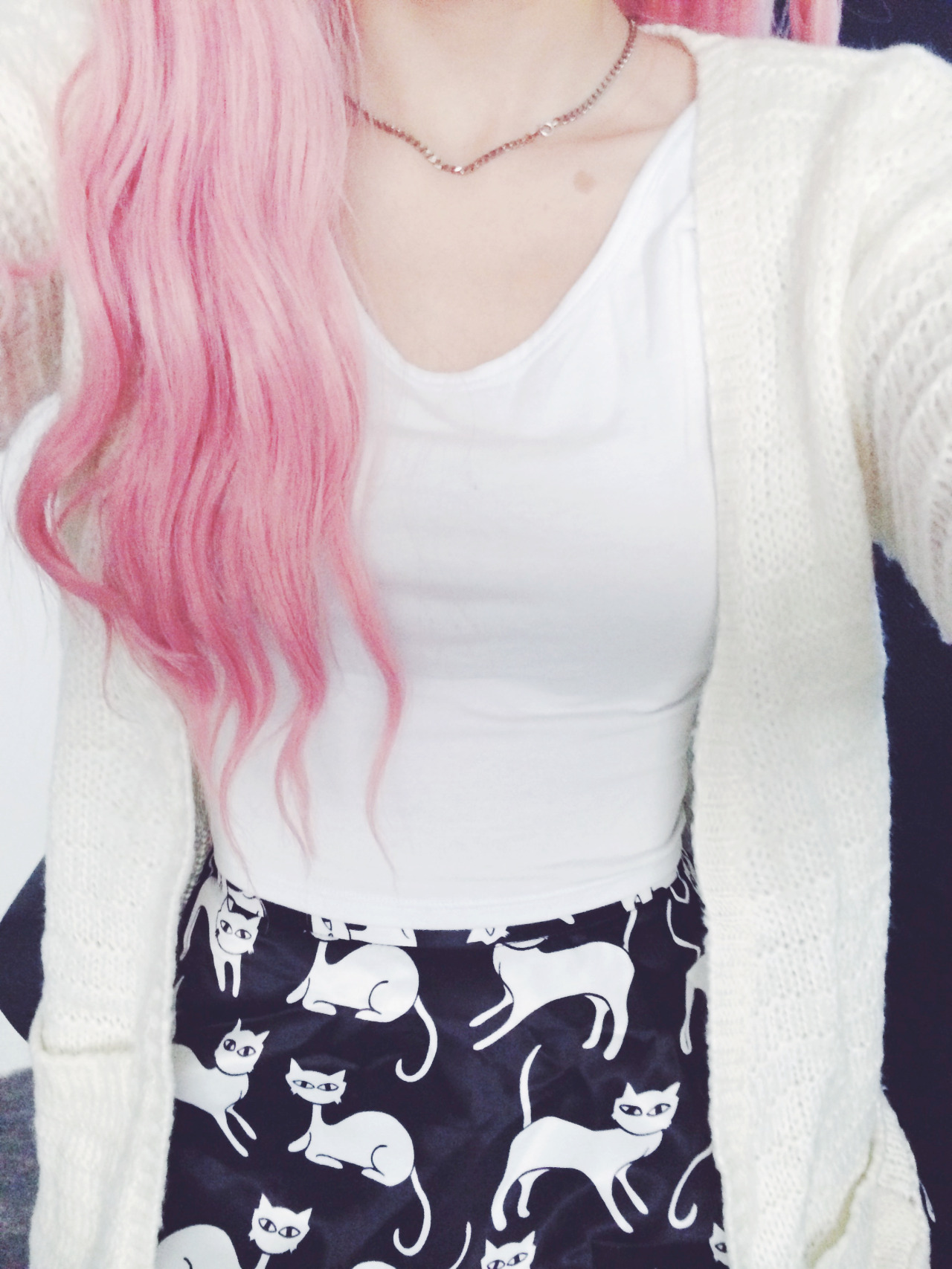 amaitohiko:  Review: White knit cardigan | Cat Print Skirt — 6ks.com Read More