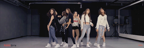 siyeon-nie:their synchronisation had me shook