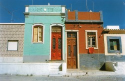 endilletante:Harry Callahan, New color : photographs 1978-1987, University of New Mexico Press, 1988.Portugal, 1982.