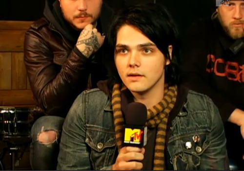 mcrdeviantclub:  peddlerofmelodicreaction:  gwaypositivity: Positvity Pic of the Day  I feel like Gerard Way is the kind of person who actually listens to what you’re saying when you talk to him. He doesn’t seem liket he kind of person who just nods