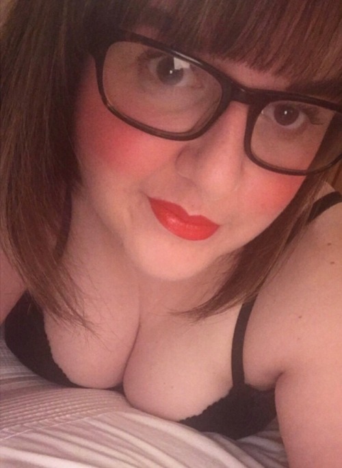 prettytoesandhose: Throwback number two today, to red lips to match my red tights (excessive on the 