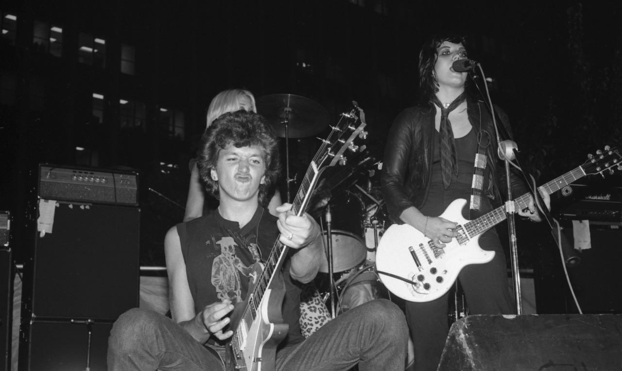 debbieharry1979:steve jones of the sex pistols performing with the runaways at the