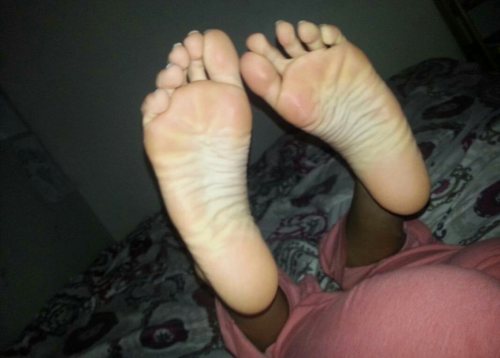 ebonytoesandfeetblk:  Pretty feet